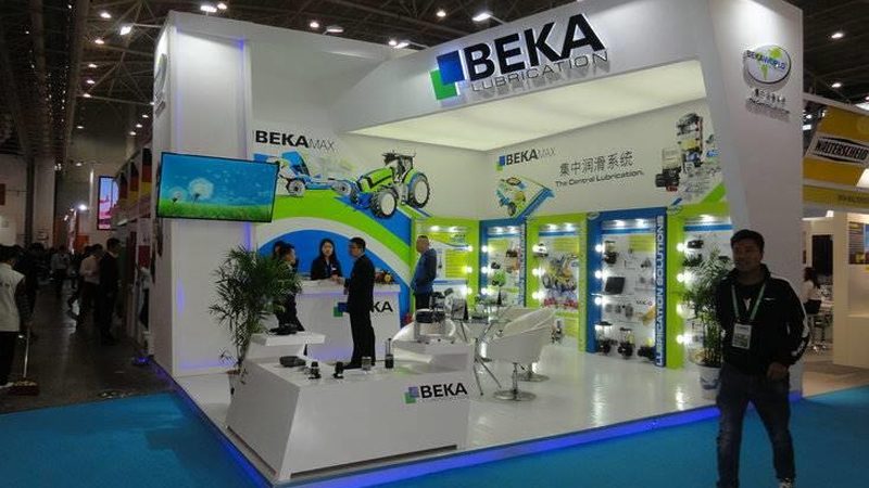 服装店喷绘背景墙加盟代理：揭秘其背后的工艺与价值